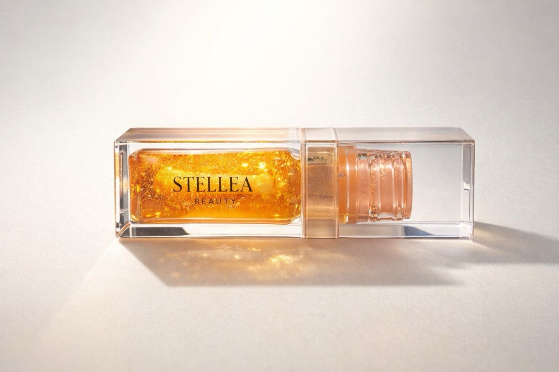 Huile à lèvres brillante STELLEA Coral en flacon transparent avec texture dorée nourrissante aux reflets glossy