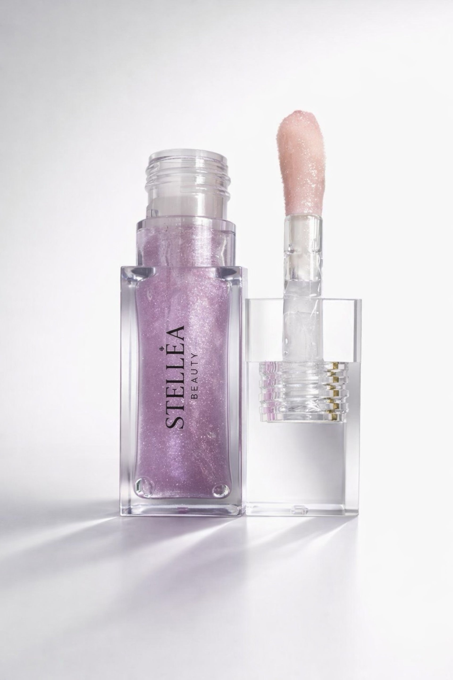 Huile à lèvres brillante STELLEA Mariage d'amour, texture nourrissante, lumineuse et fini glossy.