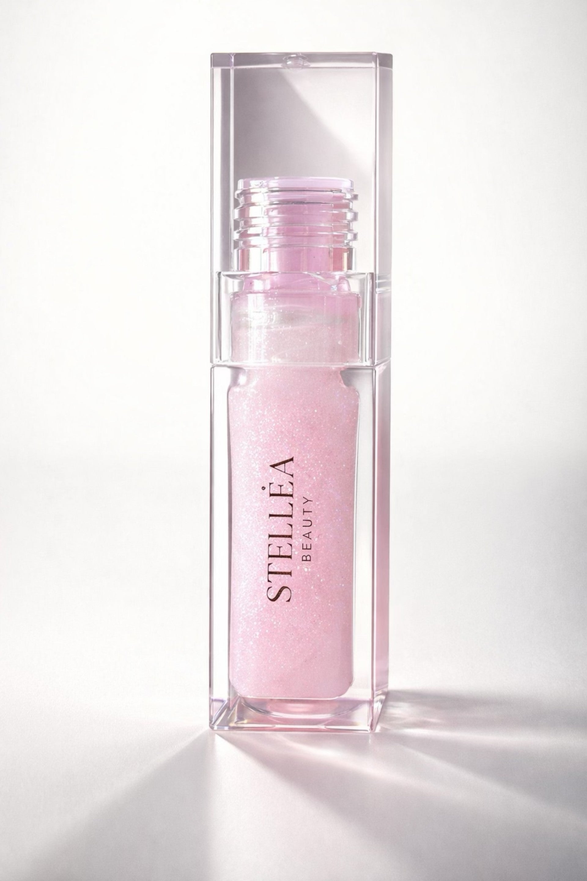 Huile à lèvres brillante STELLEA Rose Hip en flacon transparent, texture nourrissante rosée avec une note inspirée du fruit de l'églantier.