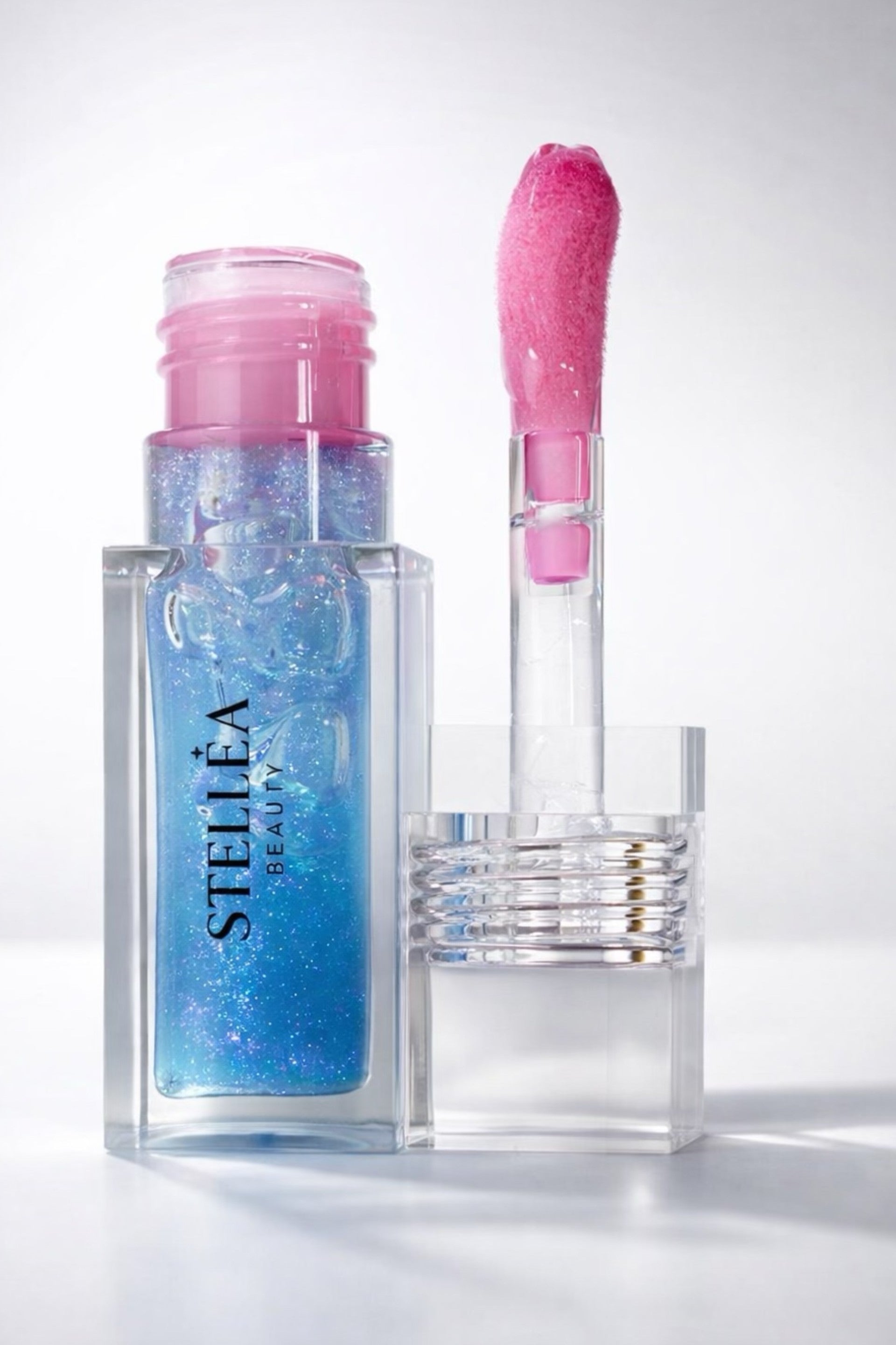 Huile à lèvres brillante STELLEA Blueberry  en flacon transparent texture nourrissante bleutée avec note inspirée du bleuet.