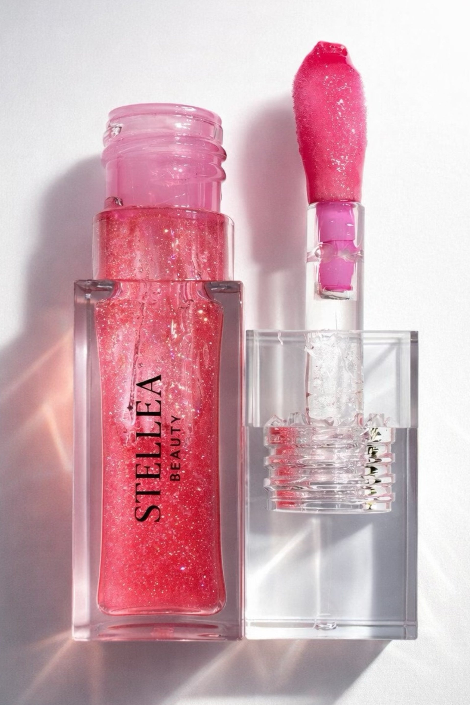 Huile à lèvres brillante STELLEA  Watermelon en flacon transparent ,texture  nourrissante effet rosé avec une note inspirée du melon