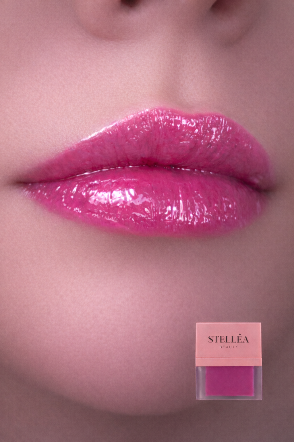 Lip Gloss Stellea appliqué sur les lèvres, brillance intense